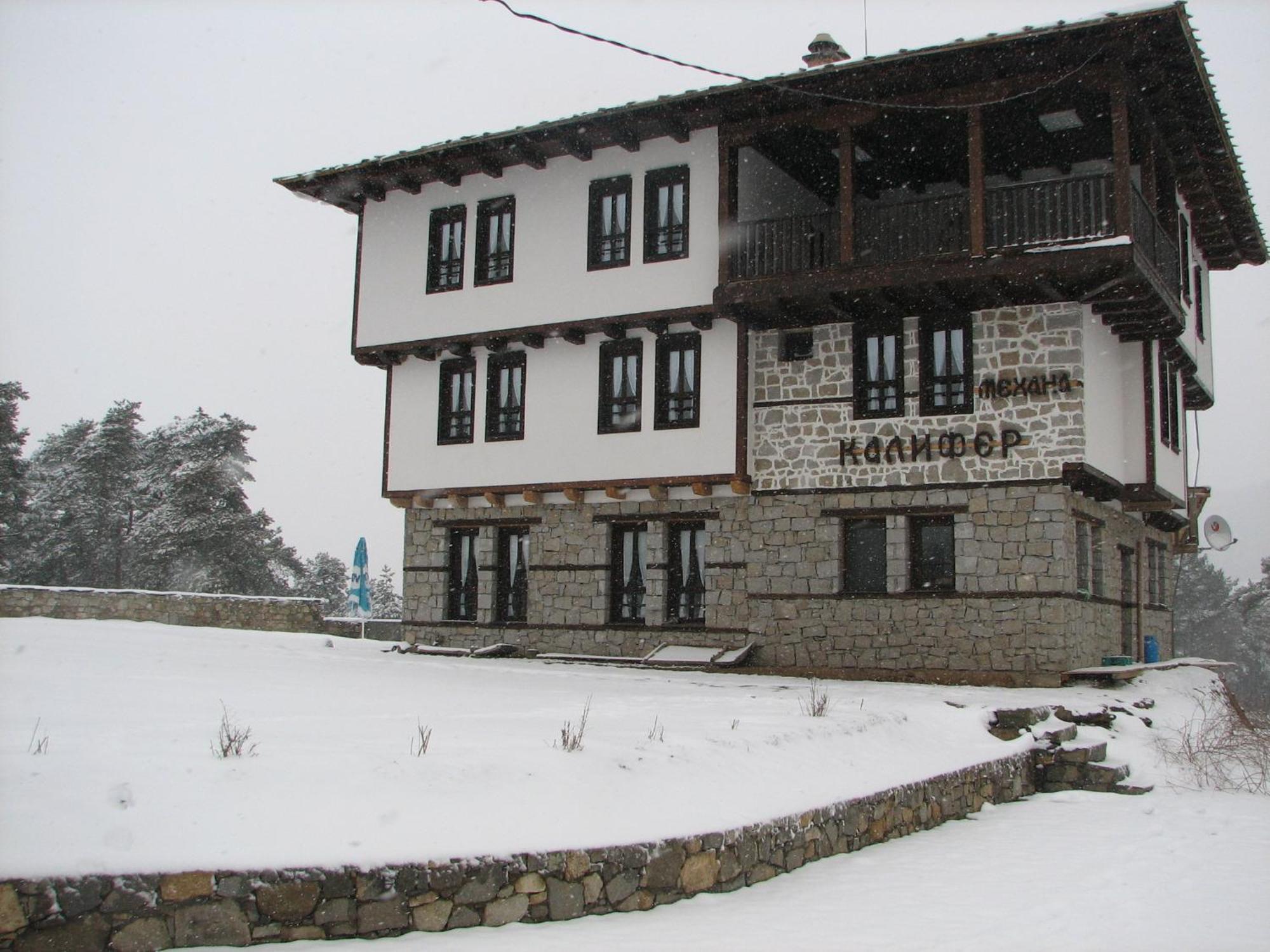 Family Hotel Kalifer Калофер Экстерьер фото