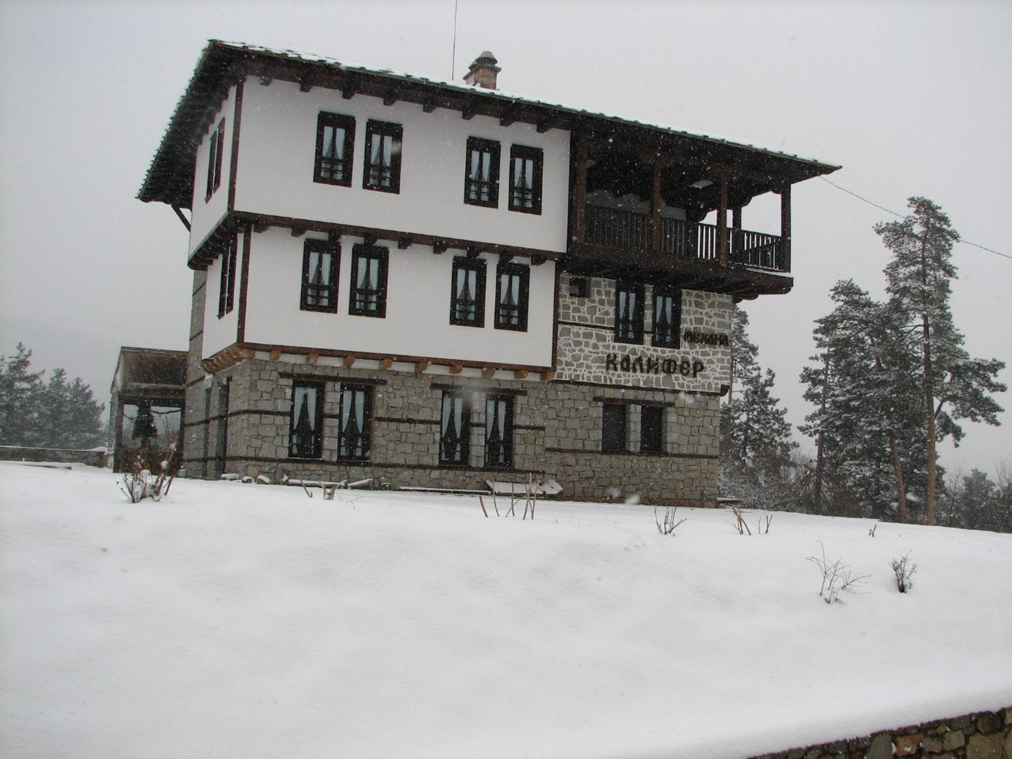 Family Hotel Kalifer Калофер Экстерьер фото
