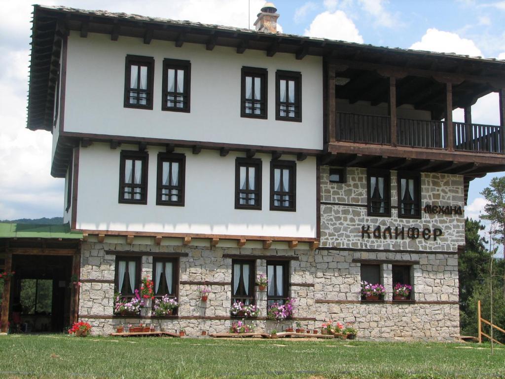 Family Hotel Kalifer Калофер Экстерьер фото